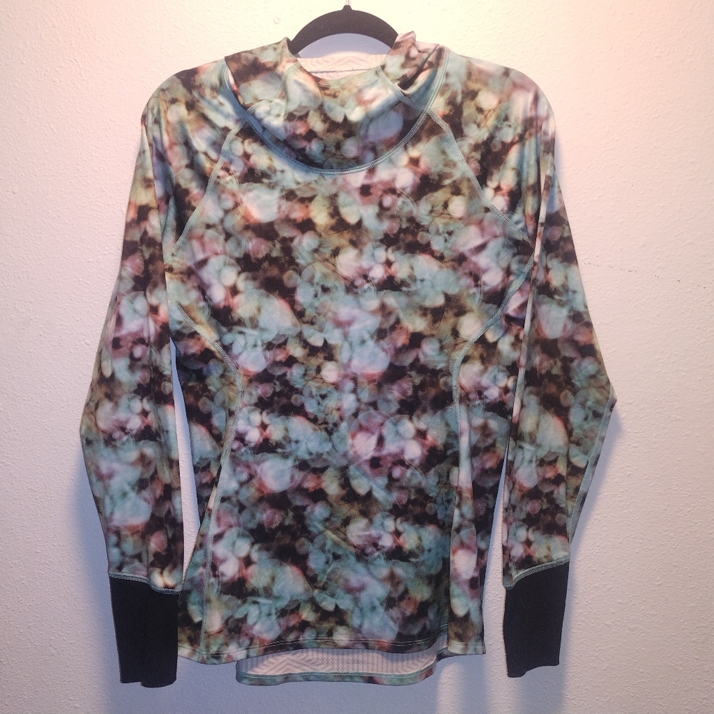Under Armour Fitted long sleeve watercolor workout with hood top size L